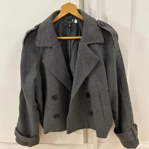 Kort kappa - Kort grå kappa från HM, endast använd ett fåtal gånger.