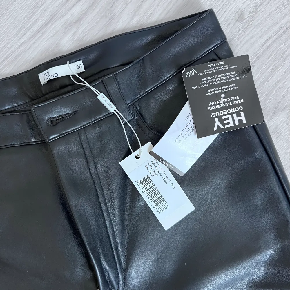Endast provade skinnbyxor med lappen kvar! Fina byxor i Strl 38 från NELLY ❤️‍🔥. Jeans & Byxor.