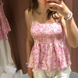 Sommar topp - Rosa blommig sommar topp från gina, köpte förra året men ändå bra skick. Köpt för 200kr💕
