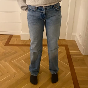 Lågmidjade jeans - Säljer dessa super fina lågmidjade jeansen från Gina💓 Jag har använt de 1-3 gånger, så de är nästan som nya! Jag är ca 165 cm och de sitter perfekt på mig!😊 Pris kan diskuteras! Ordinarie pris: 499kr