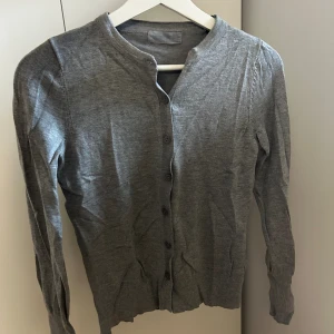 Grå kofta  - Vanlig grå kofta från Primark, knappt använd🩶