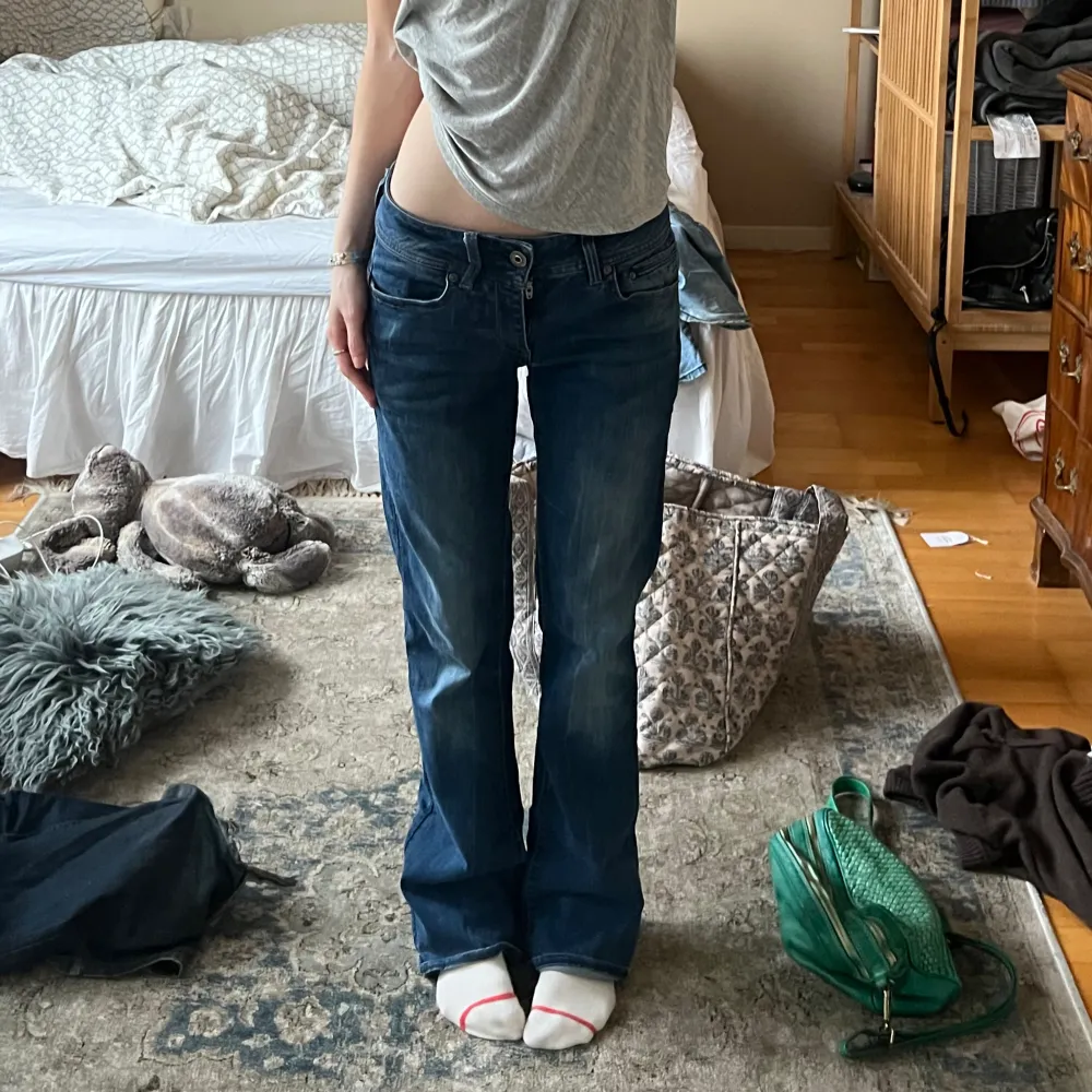 Assnygga lågmidjade jeans! Bootcut🩵Midjemått 39 cm och innerbenslängd 80 cm! Skriv för fler frågor! Defekt: dragkedjan är trasig. . Jeans & Byxor.