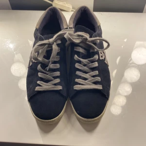 SUPERSNYGGA SKOR - Ett par scalpers som används 3 gånger, nypris 1200. En jättebra sommar och vår sko. Mörkt marinblå nästan svarta 