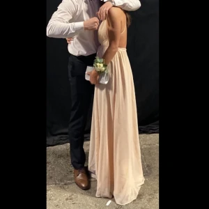 Balklänning  - Säljer nu min fina balklänning från youmefashion, strl 34 (passar 36). 💕🌷Färgen nude/champagne 🥂 Säljer den billigt då det är en del slitningar. Nypris ca 2000. Skriv gärna för bilder!!🥰