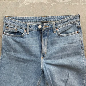 Blåa jeans fr Monki  - Blåa jeans från Monki. Hög midja, kort modell (jag på bilden är 175 cm så de blir lite längre på en kortare person..), storlek 28. Fint skick. 