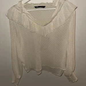 Zara blus - Blus från zara i krämvit färg, jätte fin men tyvärr för kort i ärmarna för mig då jag är väldigt lång