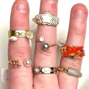 Säljer dessa super fina guldiga ringarna med massor av olika motiv! Helt nya, alltså inte använda! Frakt tillkommer 20kr❗️ Priser och storlekar står på andra bilden! 🤍STORLEKARNA STÅR I MM I DM!