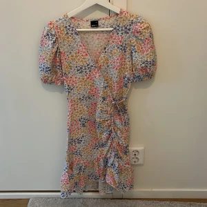 Sommarklänning  - Jätte söt kort sommarklänning som kommit till användning max fem gånger. Jätte fin med volanger längst ner och ett band runt midjan. Originellt från Gina tricot.