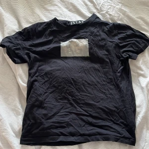 T shirt med tryck - T-shirt med tryck i fint skick. Storlek xs. Kommer strykas innan den säljs. 