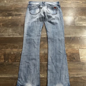 Jeans Only  - As snygga jeans från Only som är tyvärr för korta på mig.  Midja : 40 cm  Lår : 24cm  Längd hela : ca 104cm   Jag är 174 och jeansen är uppsprättade. 