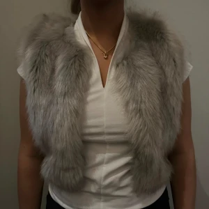 Pälsväst  - Superfin pälsväst i grå färg. Passar typ alla storlekar 
