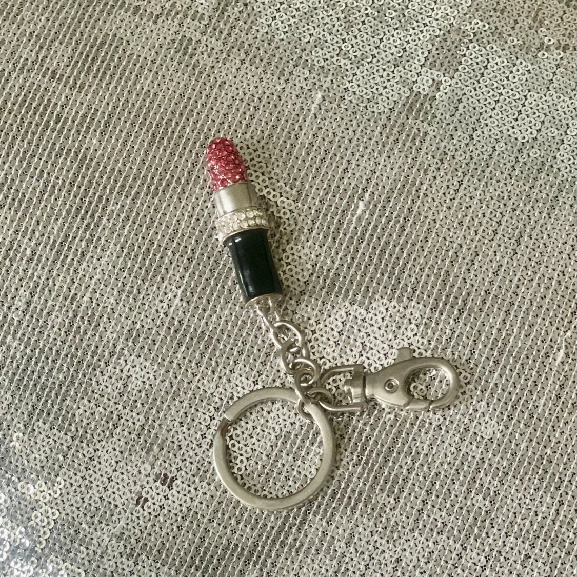 Nyckelring väsksmycke läppstift strass glitter rosa silver - 90