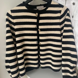 Kofta - Jättegullig kofta från hm som tyvärr inte kommer till användning!!💕