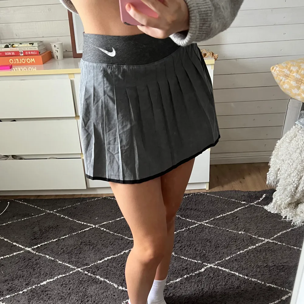 Tennis kjol ifrån Nike. Kjolen är så gott som ny!💓. Kjolar.