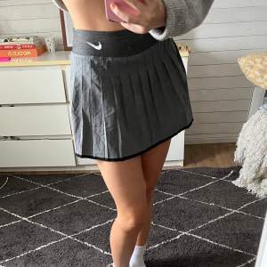 Tennis kjol ifrån Nike. Kjolen är så gott som ny!💓