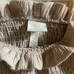 Säljer en superfin och härlig sommarklänning💗 - Denna klänningen är i från hm, ljusrosa💗 Använt den en gång på skolavslutningen, då jag sedan tyckte att den inte riktigt passade mig.  Jag är 158 cm lång och klänningen går till mitten utav mina smalben.  Säljer den för 60 kr