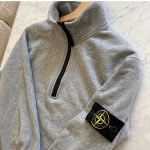 Stone Island Half Zip - Tvär fet och unik Stone Island half zip!! Köpt på NK. Nästan aldrig använt då den är för stor för mig. Nypris 3 399kr. Skriv vid funderingar!!