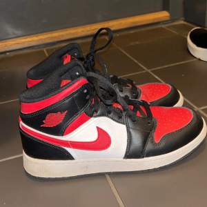 Jordan skor i nytt skicka. Storlek 39 och fåtalt gånger använda. Köptes förra året men har inte kommit till användning.❤️