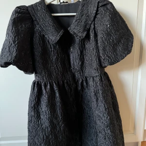 & other stories klänning  - Använd fåtal gånger, storlek xs men passar s-m