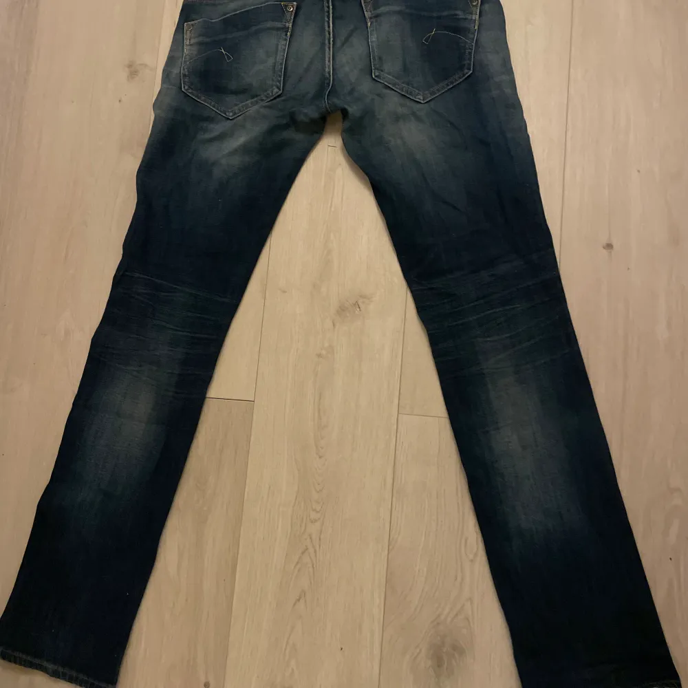 Straight jeans från G-star i storlek 29. Säljer då de tyvärr var lite stora för mig. De går även att sjustera i midjan (bild 3). Jättefint skick!💕. Jeans & Byxor.