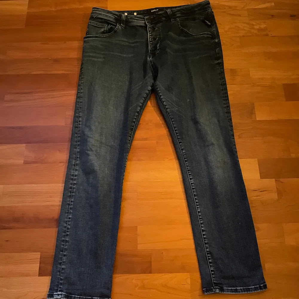 Säljer ett par sköna jeans från replay för 449kr. Storlek: 31, modell: Pilar, skick: 8/10.. Jeans & Byxor.
