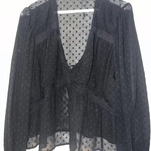 Svart spets blus från Zara - Skit snygg svart spets långärmad blus från Zara! Köpt i vintras. I storlek L men den passar till  storlek s/m också💜 bra skick