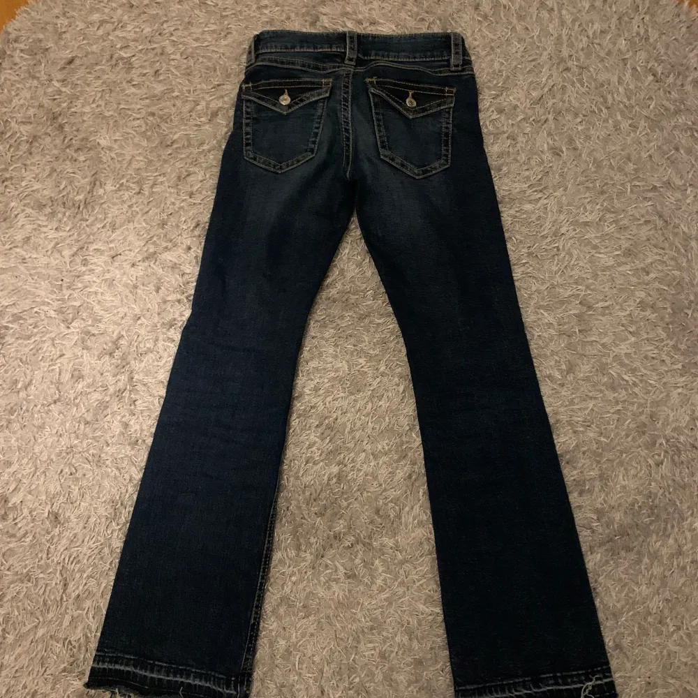 Säljer mina lowwaist jeans från Gina Young i storlek 152. Jag har vanligtvis 32/34 och kan ha dem. Lite korta så därför har jag sprättat upp dem längst ner. Köpta här på plick men råkade köpa fel storlek så säljer igen😊. Jeans & Byxor.