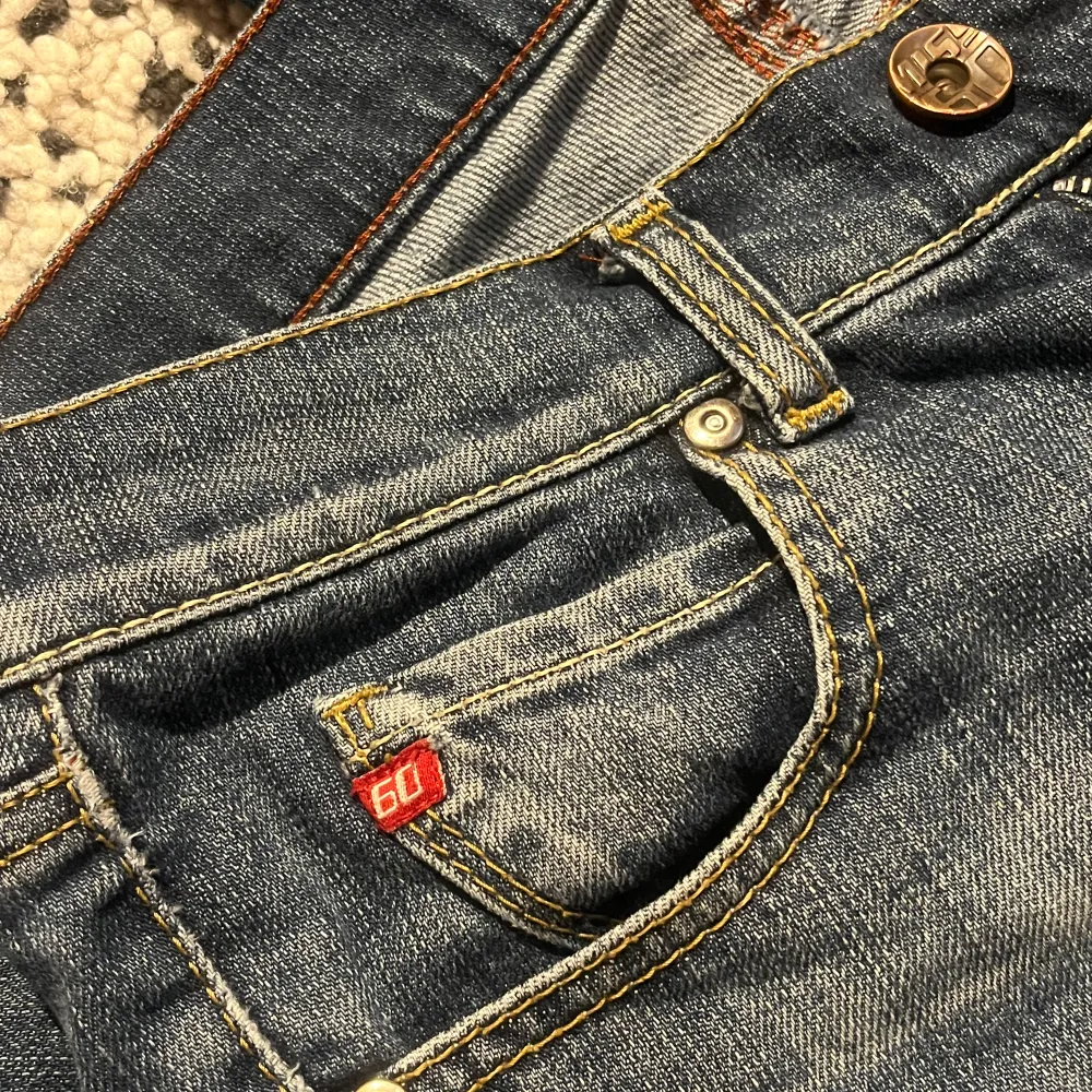 Säljer dessa jätte fina low waist jeansen från miss sixty! Säljer pga att jag inte använder dom mer. Har använts ett par gånger❤️ skriv för mått, bilder etc💕. Jeans & Byxor.