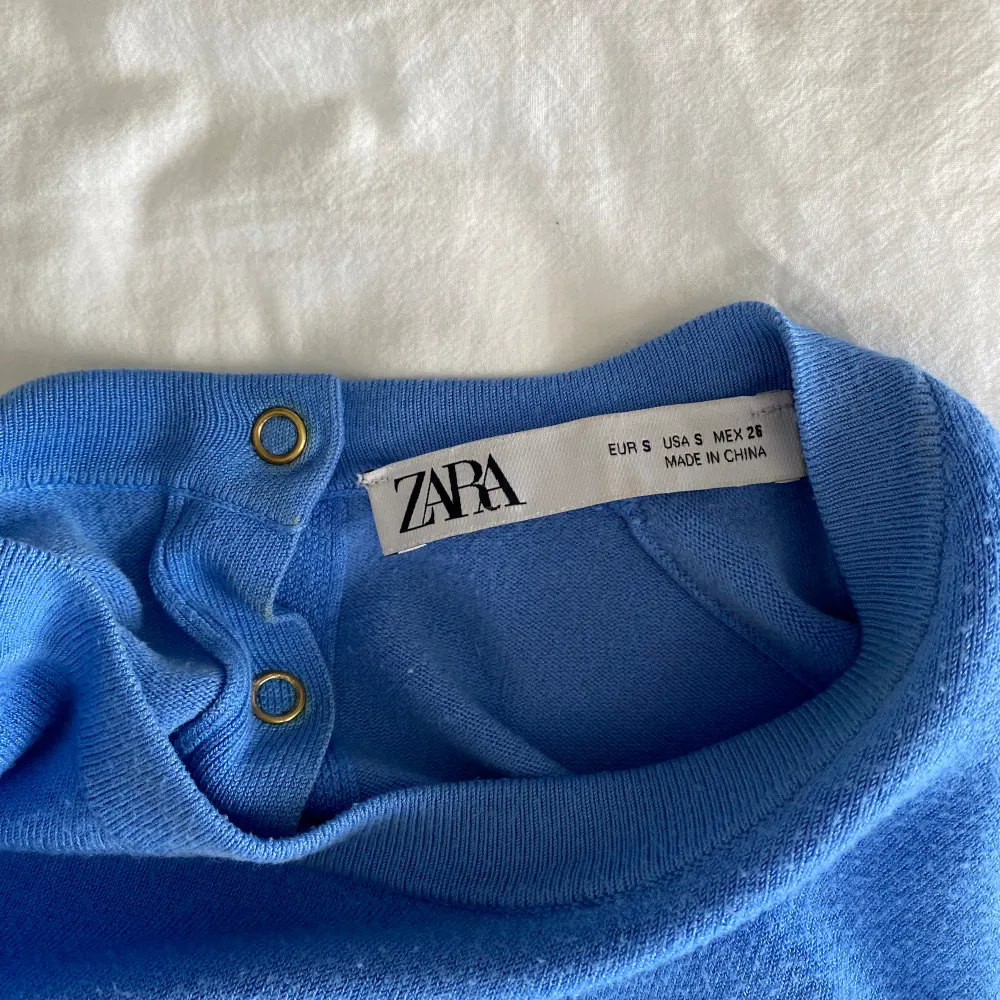 Stickad tröja från zara i en klarblå färg. Köpt för några år sedan men har blivit lite liten. Jättefin färg önskar att den gick att köpa i butiken!💗. T-shirts.