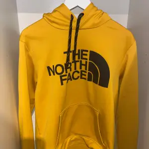The North Face hoodie har en fläck på armen men de är inget man tänker på annars är den som ny, priset går alltid att diskutera  Storlek: M  Skick 7-8/10