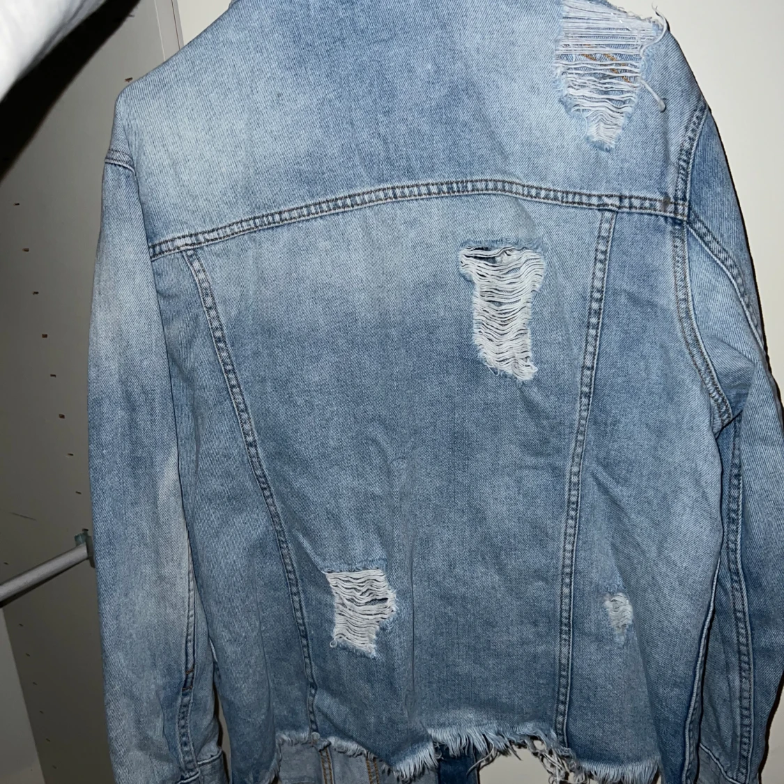 Jeansjacka med slitningar - 90