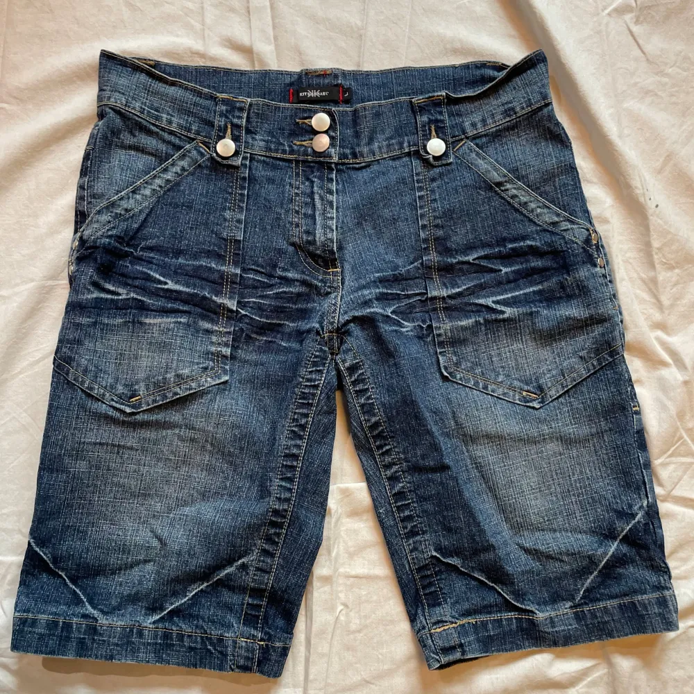 Shorts med längre ben. Bra skick, ordentligt jeans material. Light wash. . Shorts.