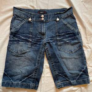 Shorts med längre ben. Bra skick, ordentligt jeans material. Light wash. 