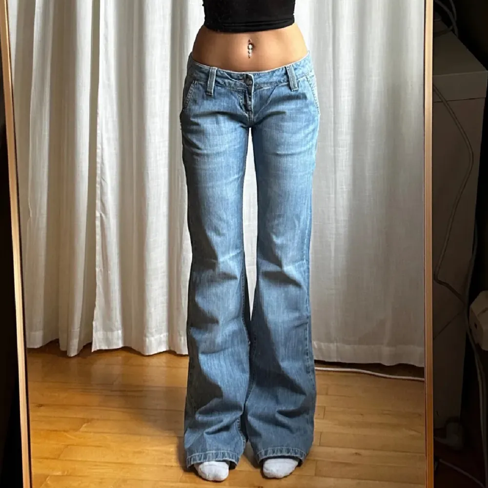 Vintage jeans från redstar🙌 med midjemått 39 och innerben 87 cm, perfekt modell och tidigare köpt här på plick men tyvärr är de väldigt lika ett annat par jag äger vilket leder till att de inte används lika mycket😌byxorna är i nyskick. Jeans & Byxor.