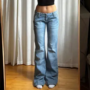 Vintage jeans från redstar🙌 med midjemått 39 och innerben 87 cm, perfekt modell och tidigare köpt här på plick men tyvärr är de väldigt lika ett annat par jag äger vilket leder till att de inte används lika mycket😌byxorna är i nyskick