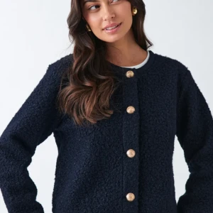 Soft jacket - Säljer denna slutsålda soft jackan ifrån gina tricot. Den är i mörkblått och storlek M. Aldrig använda med lapparna kvar!