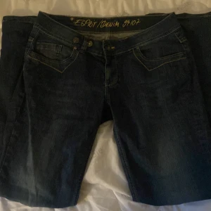 ESPRIT Jeans, bootcut  - Den e jättefint och i bra skick men den är för lång på mig dessutom är det stor på mig.  jag är 165cm och är Size M. Byxorna har tre knappar framför midjan som kan byta storlek. Om ni har några frågor eller funderingar fråga mig 👍