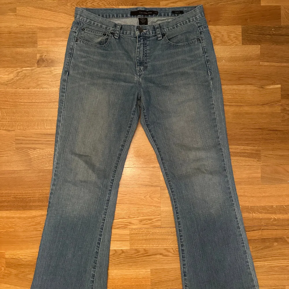 supersnygga vintage jeans från calvin klein i bra skick🤍midjemåttet är 42 cm och yttrerbenslängden 99 cm✨använd gärna köp nu!⭐️. Jeans & Byxor.
