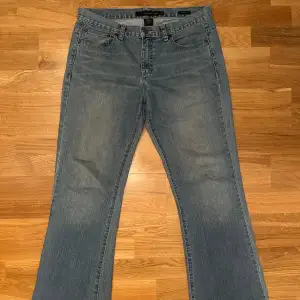 supersnygga vintage jeans från calvin klein i bra skick🤍midjemåttet är 42 cm och yttrerbenslängden 99 cm✨använd gärna köp nu!⭐️