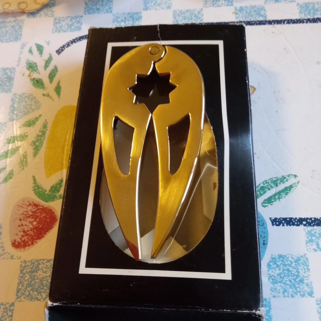 Nötknäppare kombinerad korköppnare guldfärgad .