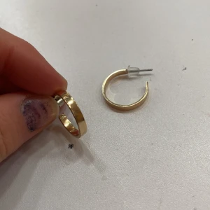 Örhängen  - Guldiga örhängen från Ur&penn 