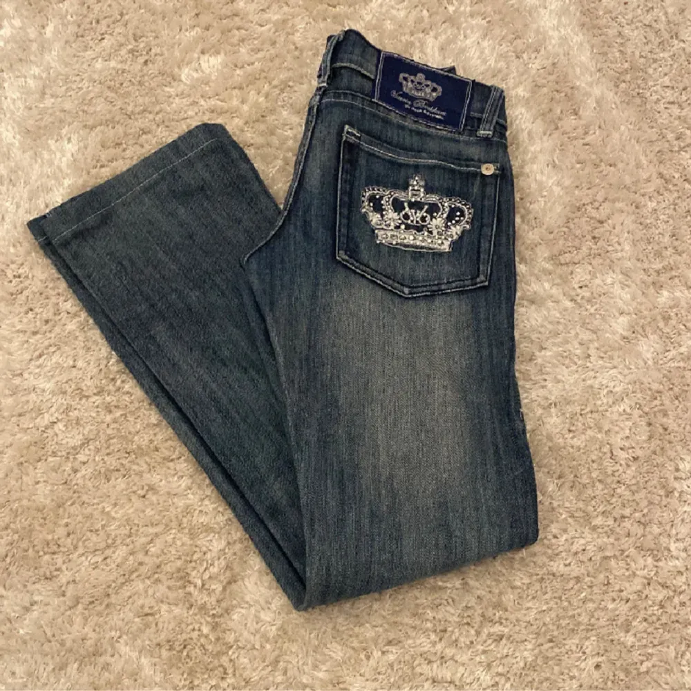 Säljer dessa sjukt snygga Victoria Beckham low waist jeans! Dem är i strl w25/xs. Innerbenslängden är 76 cm och midjemått är 35 cm rakt över. 💕. Jeans & Byxor.