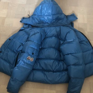 Moncler maya - Hej säljer denna sjukt snygga Moncler mayan. Den är köpt hör på Plick och så har tyvärr inga äkthetsbevis på den. Det medkommer Moncler tags och qr koden går till code Moncler så tror den är äkta. Nypris 15 500 mitt pris endast 2499