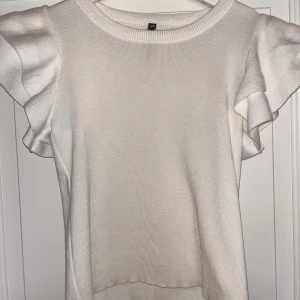 Superfin topp! - Säljer denna jättefina toppen! Aldrig använd!! Funkar båda vår och sommar. Säljer för den inte kommer till användning! Köpt från missäy. Köpte för 299kr💗💗