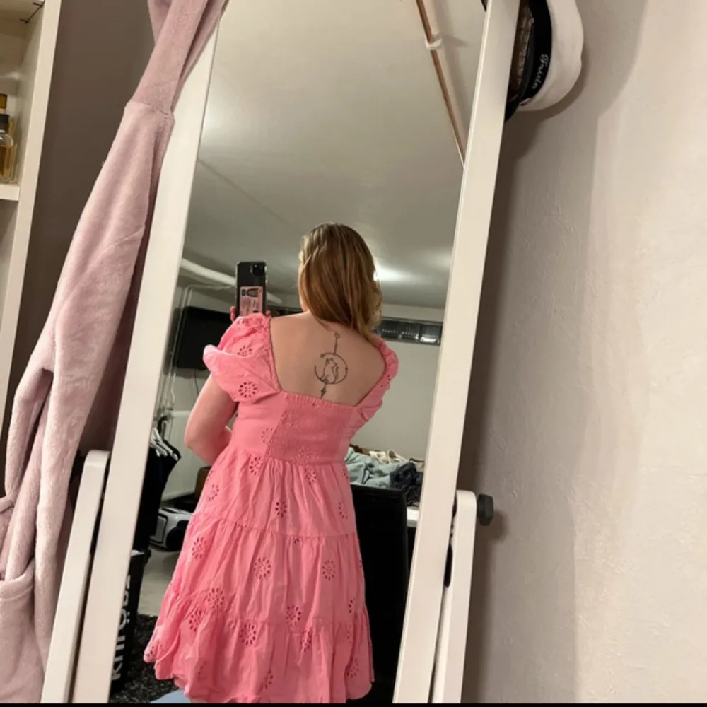 Rosa klänning från Primark. Köpt för 250kr. Aldrig använd utan endast testad.. Klänningar.