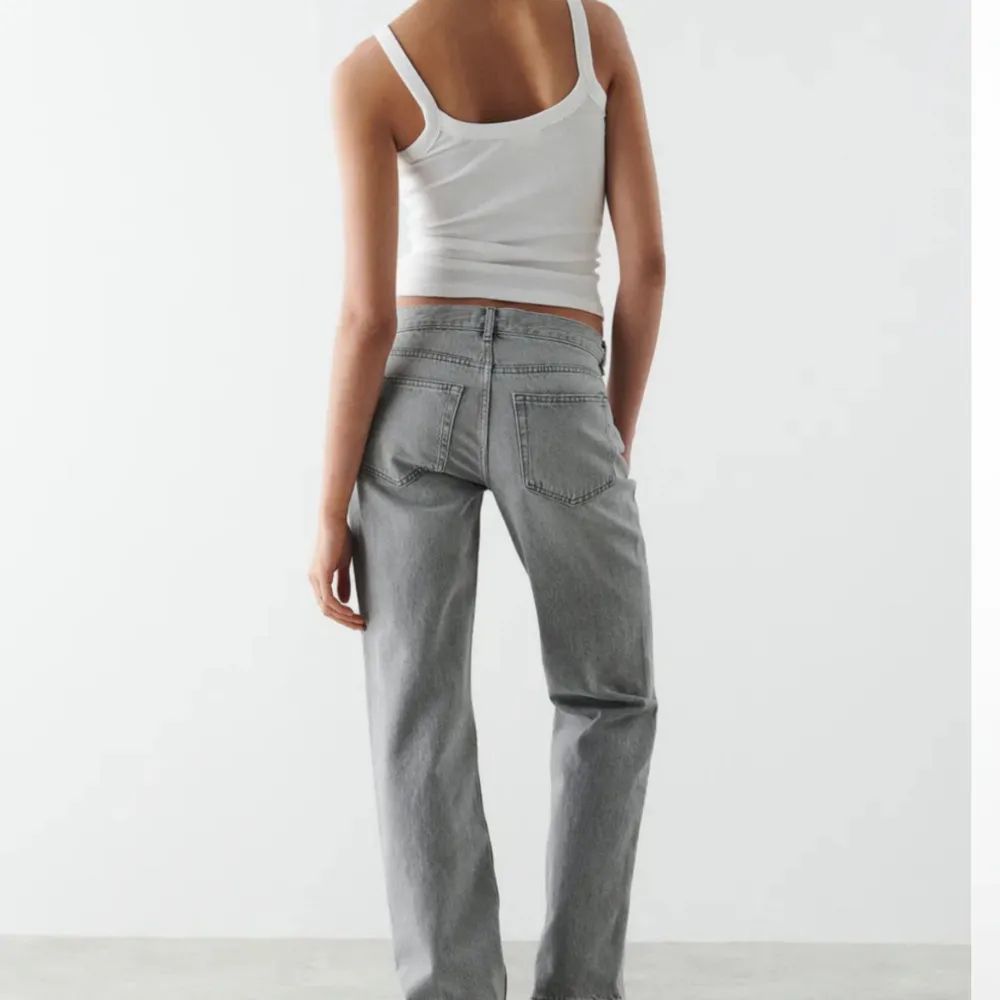 Säljer dessa ljusgråa lågmidjade jeans. Är i storlek 32, Tyvärr passar dem inte mig längre! Användt fåtal gånger så skulle säga att dem är i bra skick! (Frakt tillkommer). Jeans & Byxor.
