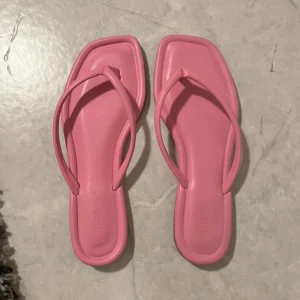 Rosa Tofflor - Tofflor från primark. Köpta för 120kr. Använd i ungefär 3h totalt.