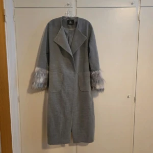 Kappa - Grå kappa med fuskpäls på ärmarna. Knappt använd