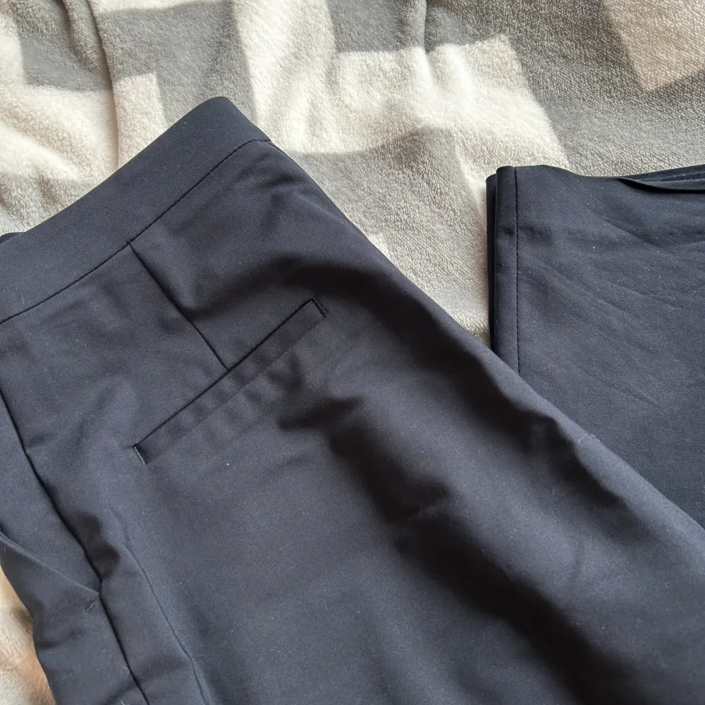 Marinblåa kostymbyxor i storlek 34. Använda fåtal gånger därav i bra skick!🤍. Jeans & Byxor.
