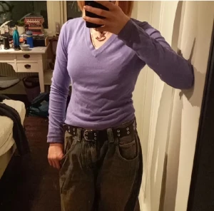 tröja - Oanvänd lila stickad tröja. Super bra skick. Färjen syns bäst på sista bilden. Är uppvikt på bilden så är lite längre än på bilden. Är strlm M men sitter snarare som en S. kontakta för fler bilder eller frågor